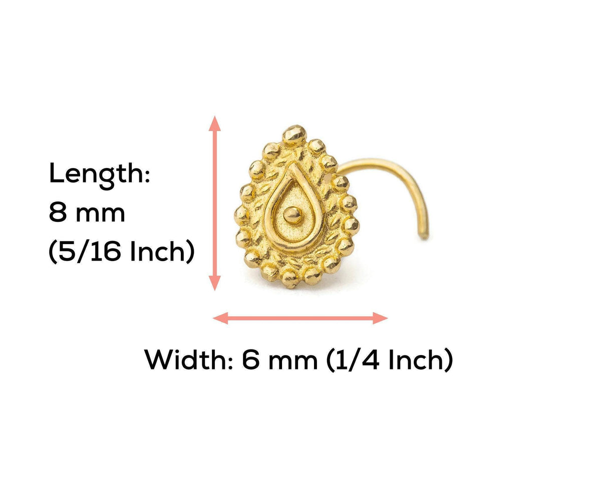 a gold-colored nose stud with a decorative design, accompanied by measurements indicating its length and width.
