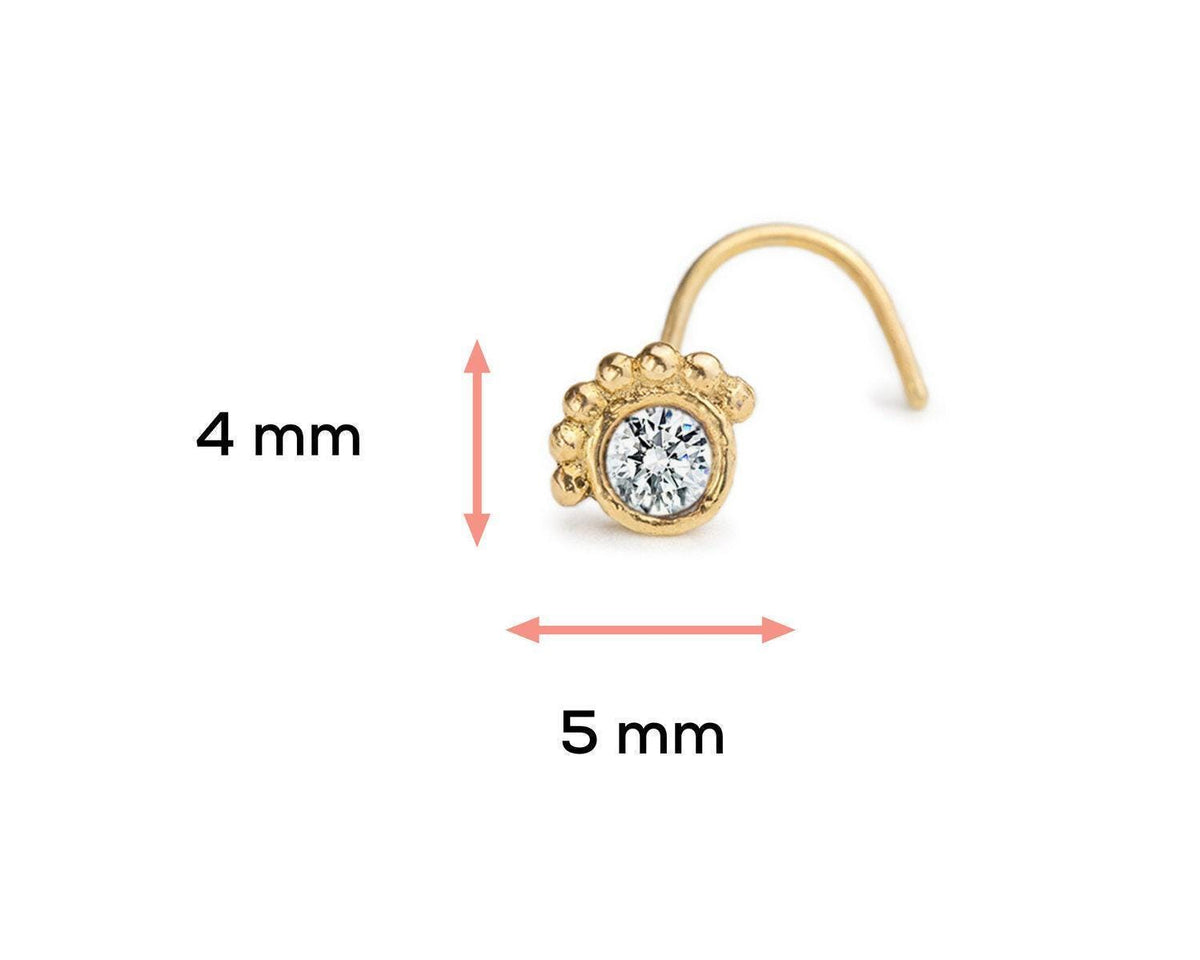 a gold nose stud with a diamond in the center, accompanied by measurements indicating the size of the nose stud.