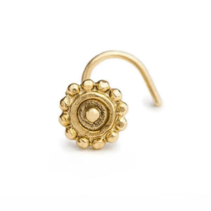 A gold-colored nose stud with a decorative flower-like design, accompanied by a measurement indicating its length.